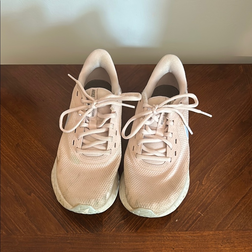 Nike Pink Sneakers Low-Top Minimalist Design